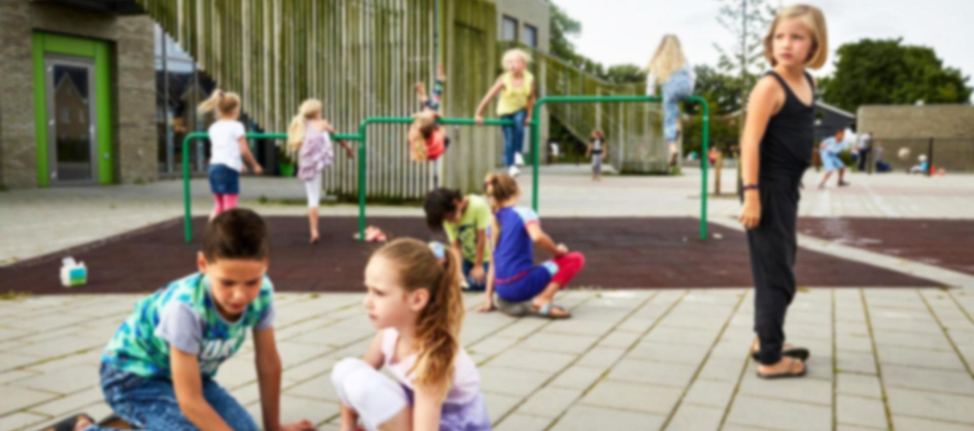 op het schoolplein van de vlasbloem christelijke kinderen spelen er met kinderen die op de openbare school zaten de gewoonste zaak van de wereld